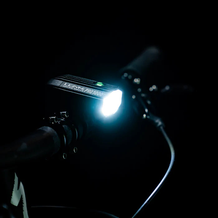 LUZ LEZYNE MACRO MICRO DRIVE PRO 1000+ FRONT