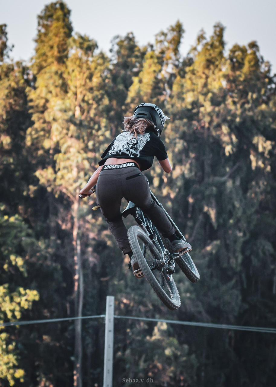 Polera Press Send Loose Riders