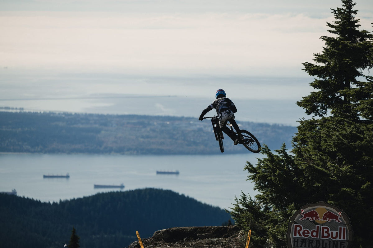 Felipe Agurto en el aire sobre Vancouver en el Red Bull Hardline BC 2026