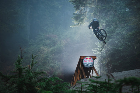 Dillon Butcher probando la pista del Red Bull Hardline BC en Cypress Mountain