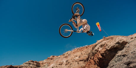 Robin Goomes en el aire durante su bajada final en el Red Bull Rampage 2026. Foto: Paris Gore / Red Bull Content Pool