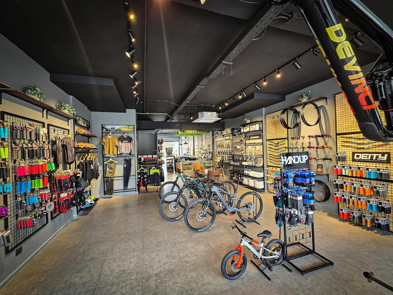 Tienda Sportvibes Las Condes - sala de ventas con bicicletas y marcas premium