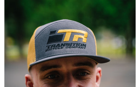 Gorro Transition 7 Panel Hot Lap Logo (Charcoal/Gold)