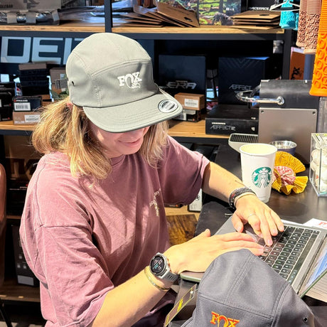 Gorro Fox 5 Panel Snapback 2026 Gris