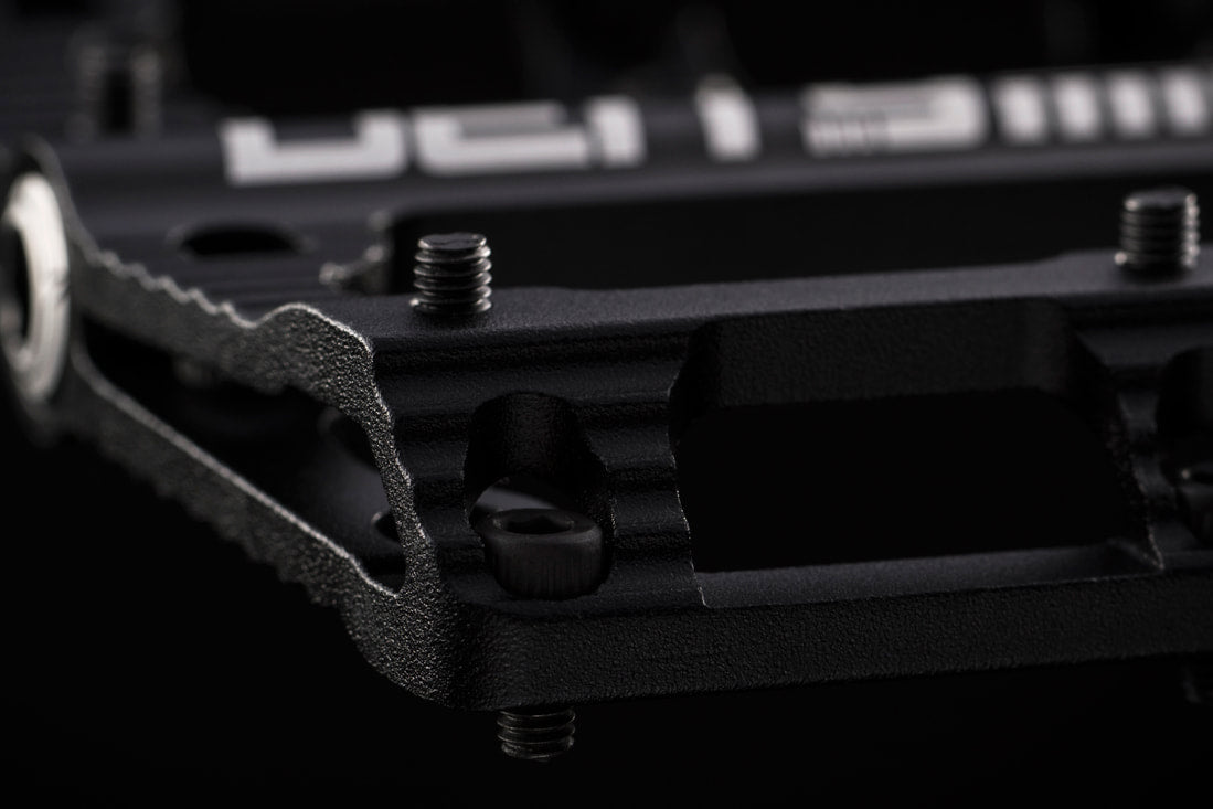 PEDAL FLAT DEITY BLACK KAT NEGRO