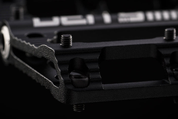 PEDAL FLAT DEITY BLACK KAT SILVER