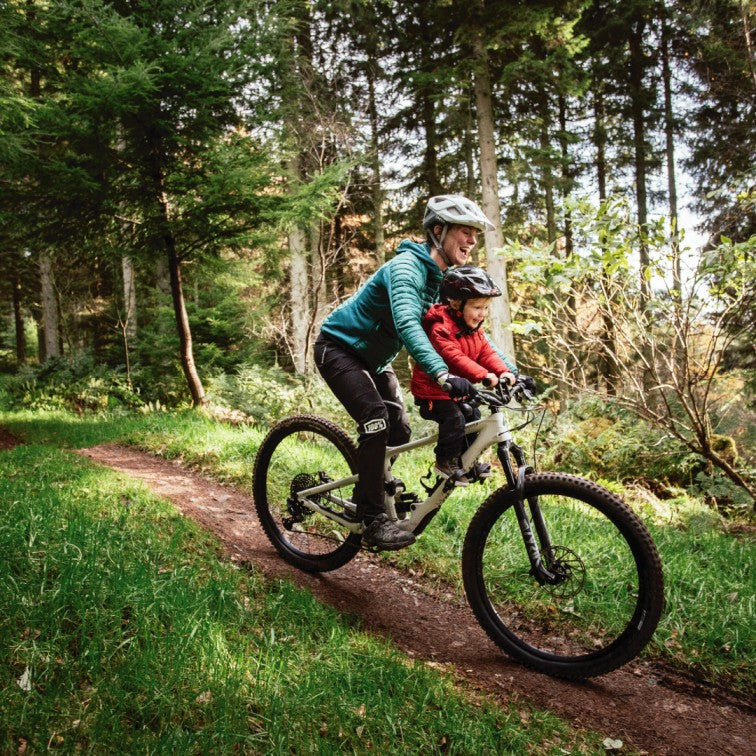 Padre e hijo en trail con silla Shotgun